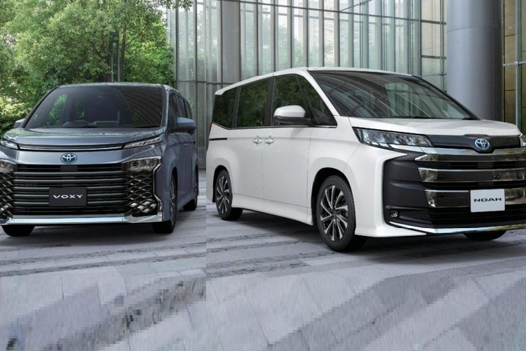 Toyota Noah va Voxy 2022 gia re 