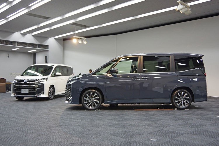 Toyota Noah va Voxy 2022 gia re 