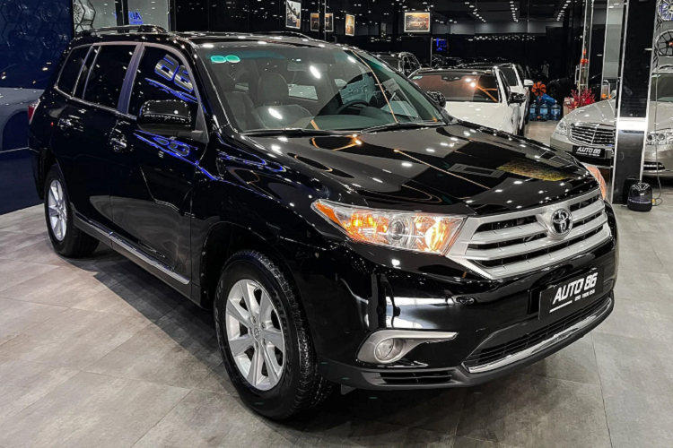 Toyota Highlander 2011, gan 800 trieu tai Viet Nam co dang tien?