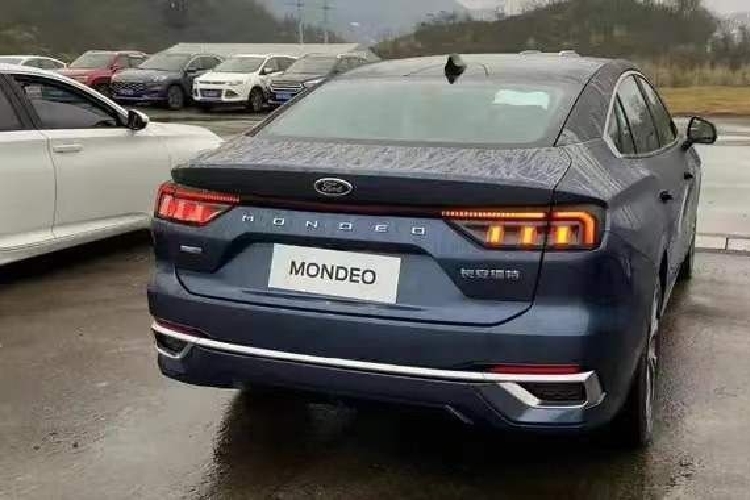 Ford Mondeo 2022 gia tu 700 trieu dong, canh tranh Toyota Camry?-Hinh-3