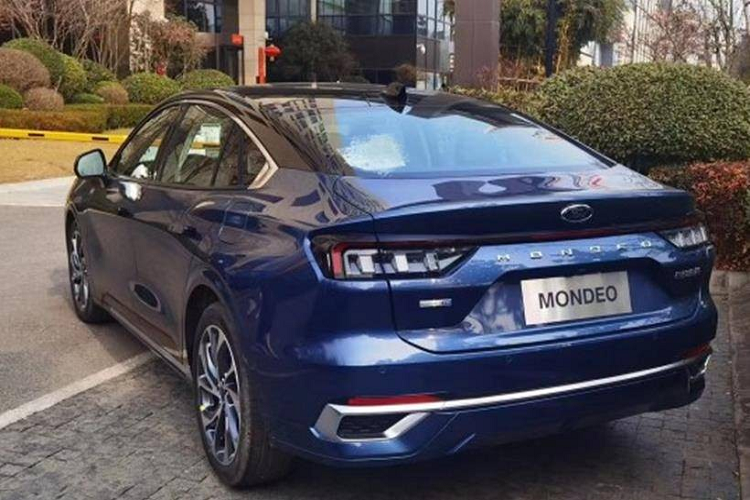 Ford Mondeo 2022 gia tu 700 trieu dong, canh tranh Toyota Camry?-Hinh-7