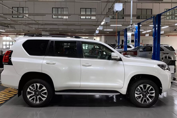 Toyota Land Cruiser Prado 2022 hon 2,5 ty tai Viet Nam co gi?-Hinh-3