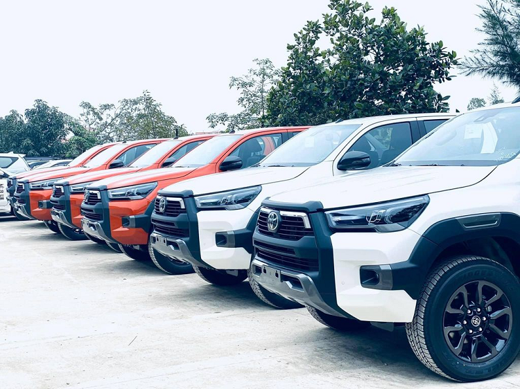 Toyota Hilux chay hang, khach Viet phai cho den thang 6/2022