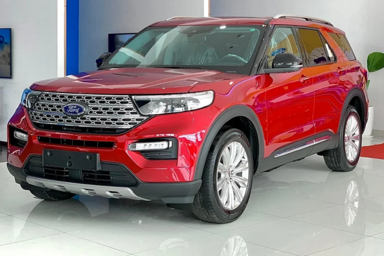 Ford Explorer 2022 ve dai ly, gia lan banh tai Viet Nam gan 3 ty