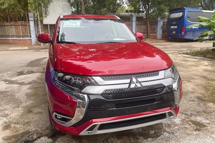 Mitsubishi Outlander 2022 nhan coc tai Viet Nam, tu 825 trieu dong