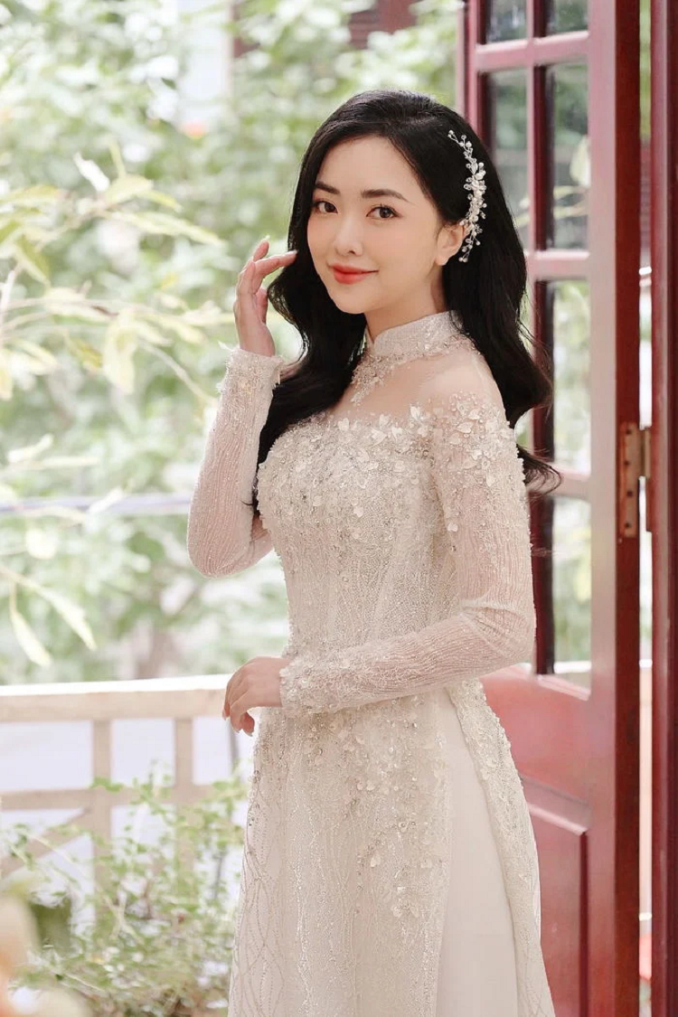 Cận cảnh váy cưới đính 10.000 viên pha lê bạc của vợ Phan Mạnh Quỳnh | Tin  tức Online