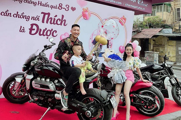 Huan “Hoa Hong” duoc vo tang Triumph Rocket gan 900 trieu ngay 8/3