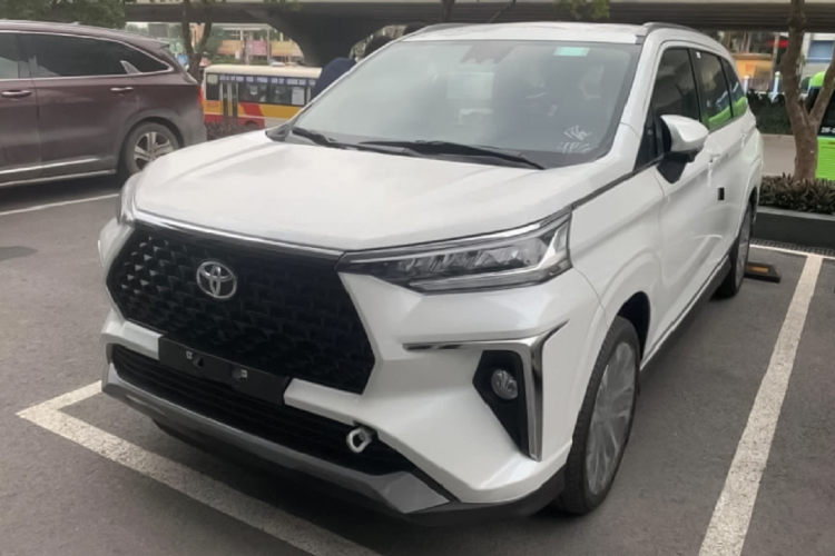Toyota Veloz Cross 2022 ve dai ly Viet Nam, khoang 650 trieu dong-Hinh-2