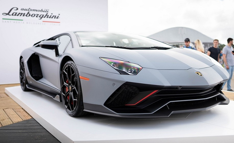 Lamborghini phai san xuat 15 chiec Aventador... den cho khach hang