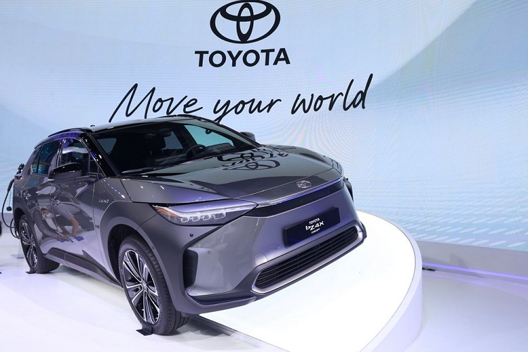 Toyota bZ4X 2023 chay dien dau tien 