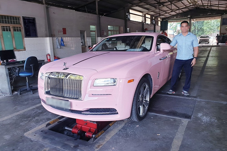 Ngam Rolls-Royce Wraith mau hong cua 