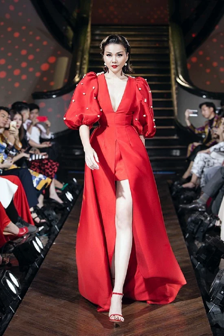 Diem danh nhung thiet ke kho catwalk cua sao Vbiz-Hinh-7