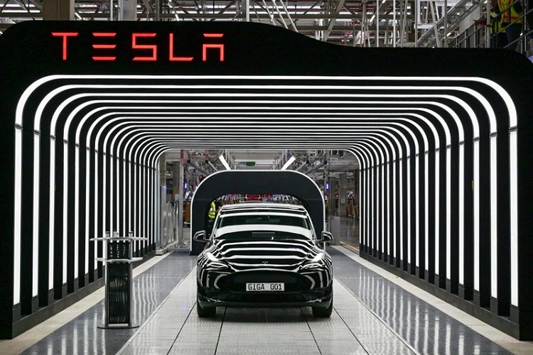 Chiec Tesla Model Y thu 12 chay dien vua lan banh da gap nan