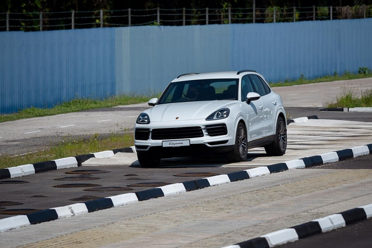 Porsche Cayenne dau tien xuat xuong tai Malaysia, tu 2,98 ty dong-Hinh-8