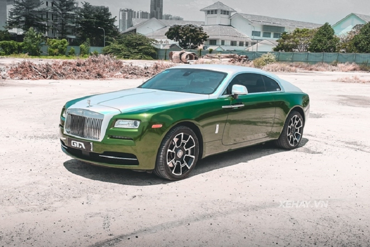 Xe sang Rolls-Royce Wraith thay doi phong cach voi lop decal xanh la la mat