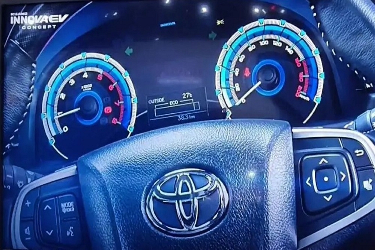 Toyota Innova 2023 chay dien bat ngo 