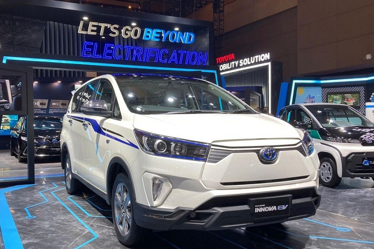 Toyota Innova 2023 chay dien bat ngo 