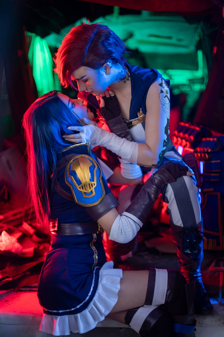 Ngam bo anh cosplay 'tinh be binh' cua Vi va Caitlyn trong Arcane-Hinh-2