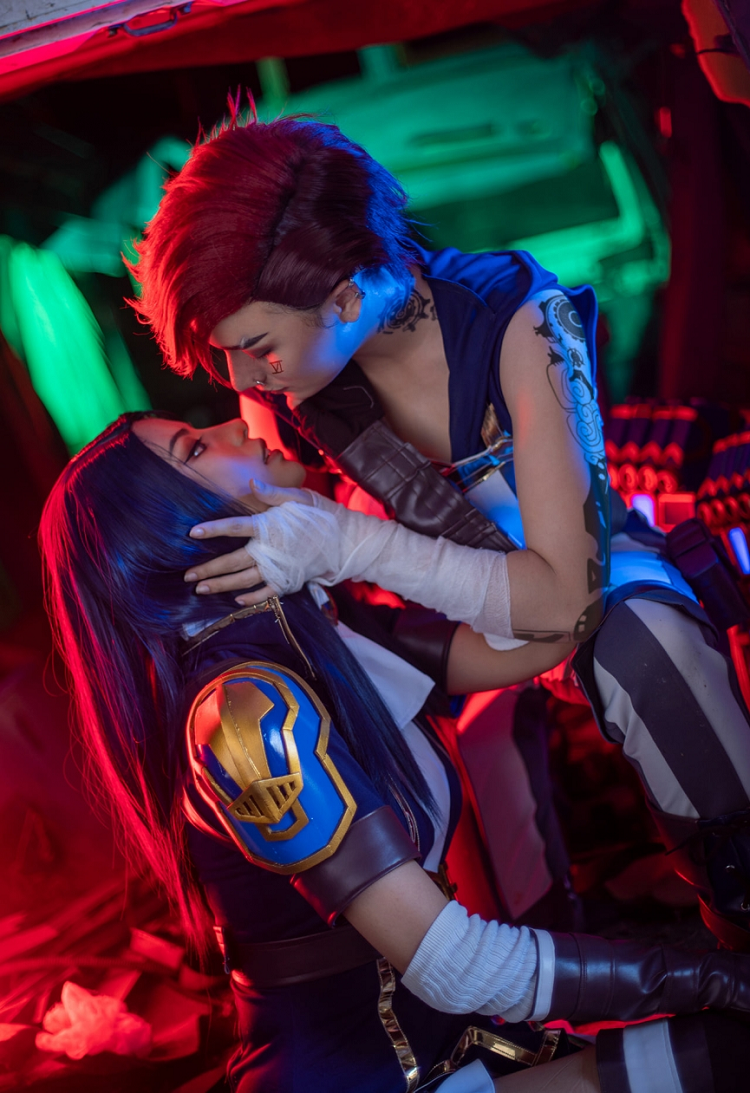 Ngam bo anh cosplay 'tinh be binh' cua Vi va Caitlyn trong Arcane-Hinh-4