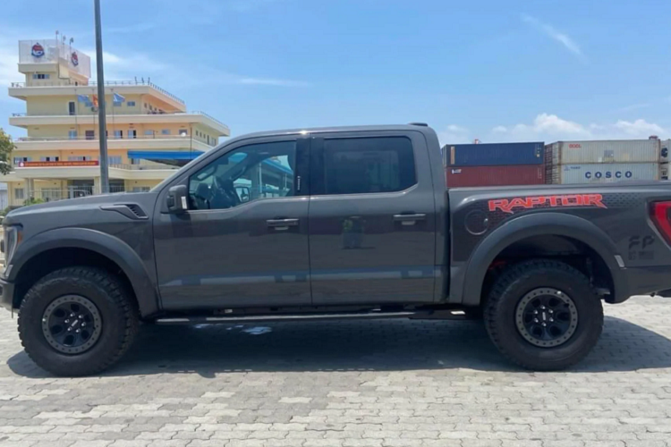 Them Ford F-150 Raptor 2022 thu 3, hon 5 ty dong ve Viet Nam-Hinh-5