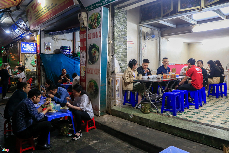 Nhung hang pho ga Ha Noi ban vai tram bat mot ngay-Hinh-4