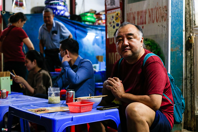 Nhung hang pho ga Ha Noi ban vai tram bat mot ngay-Hinh-7