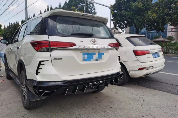 Toyota Fortuner duoc tho Viet 