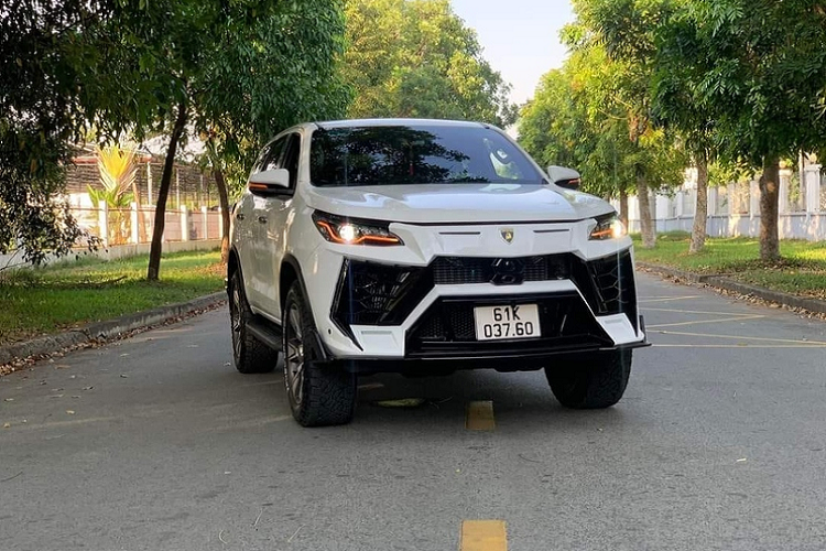 Toyota Fortuner duoc tho Viet 