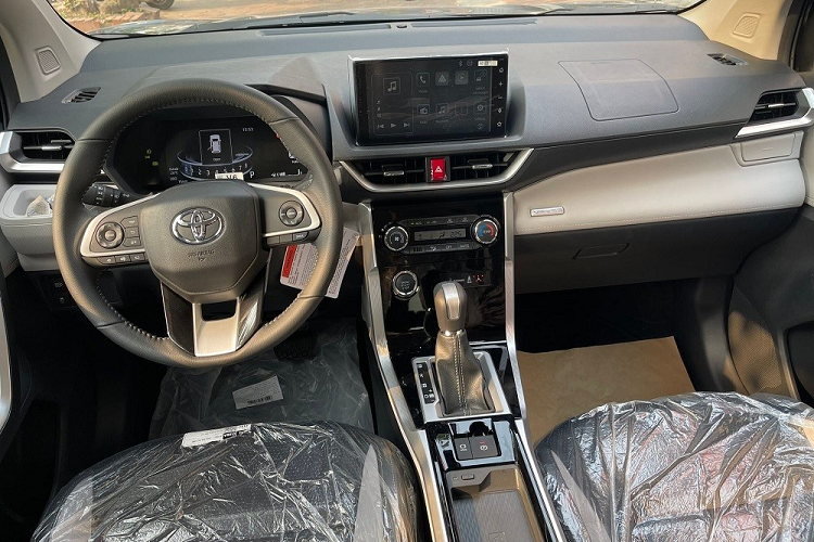 Toyota Veloz Cross 2022 luot rao ban voi dat hon ca xe 