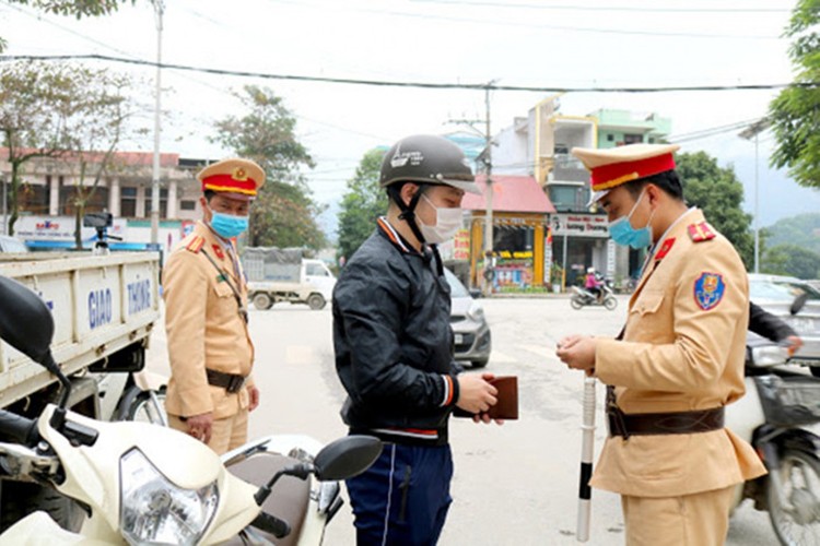 Bi giu Giay phep lai xe, khong nop phat dung hen xu ly ra sao?