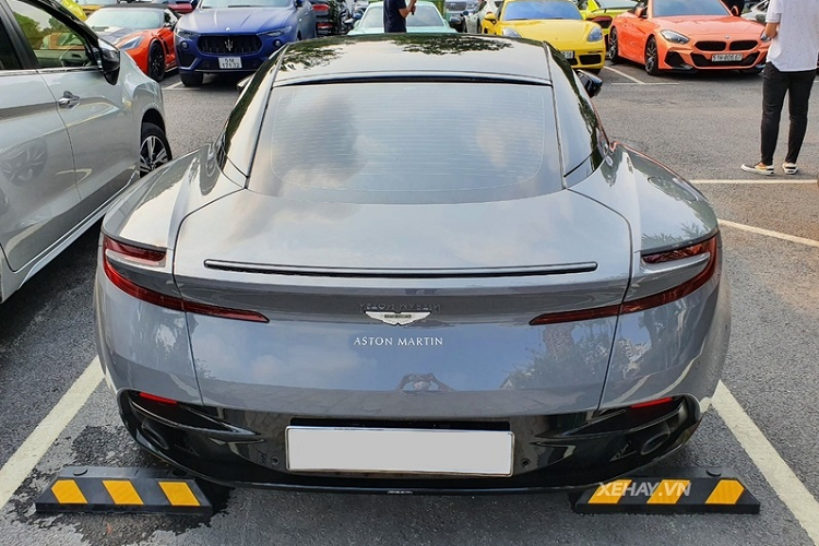 Aston Martin DB11 hon 15 ty mau son xam China Grey ve Viet Nam-Hinh-2