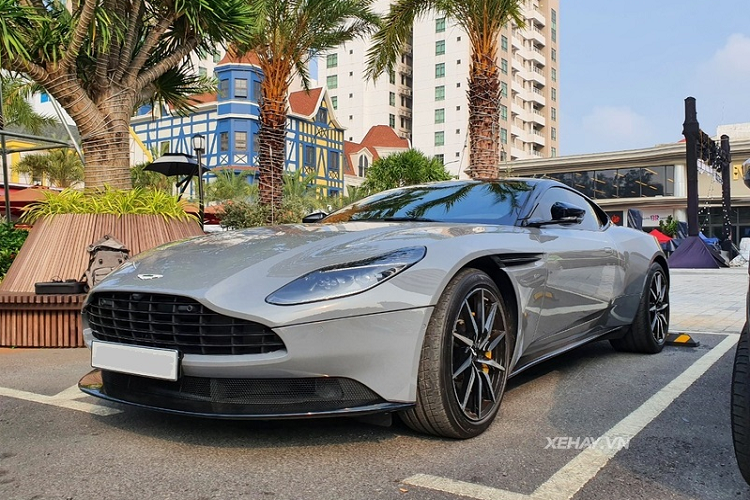 Aston Martin DB11 hon 15 ty mau son xam China Grey ve Viet Nam