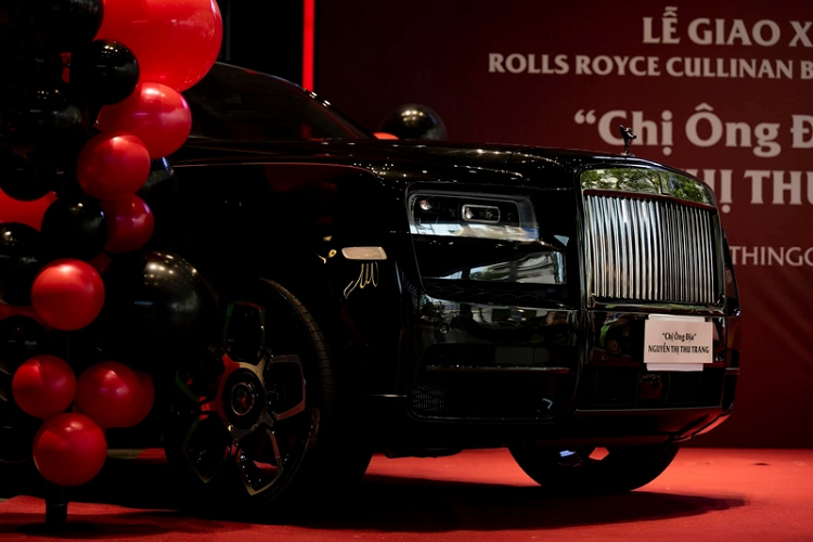 “Chi ong Dia” tau Rolls-Royce Cullinan Black Badge hon 40 ty dong-Hinh-7