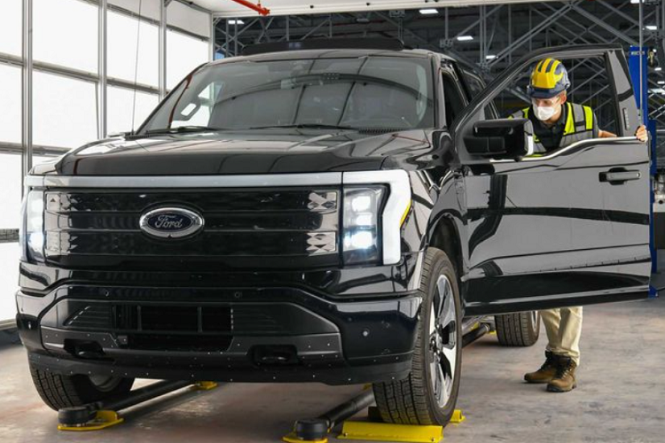 Ford F-150 Lightning 2022 “chay hang”, khach mua phai cho ban 2023-Hinh-2