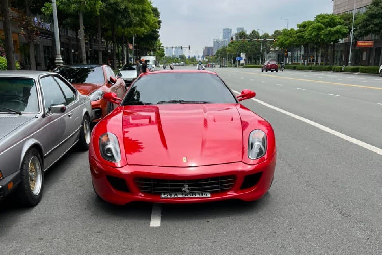 “Ngua gia” Ferrari 599 GTB Fiorano rao ban gan 8 ty o Sai Gon