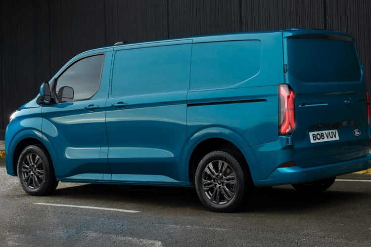 Ford E-Transit Custom 2023 - chiec xe Van dien chay 380 km/lan xac-Hinh-2