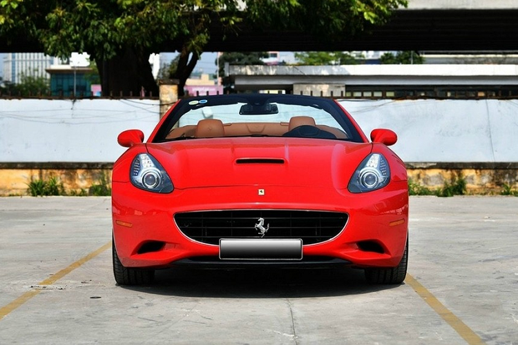 Ferrari California mui tran hon 10 nam tuoi len san xe cu Viet Nam-Hinh-2