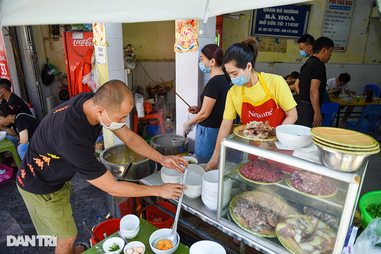 Quan pho 70 tuoi o Ha Noi, ong chu ban veo 400 bat trong vai gio-Hinh-3