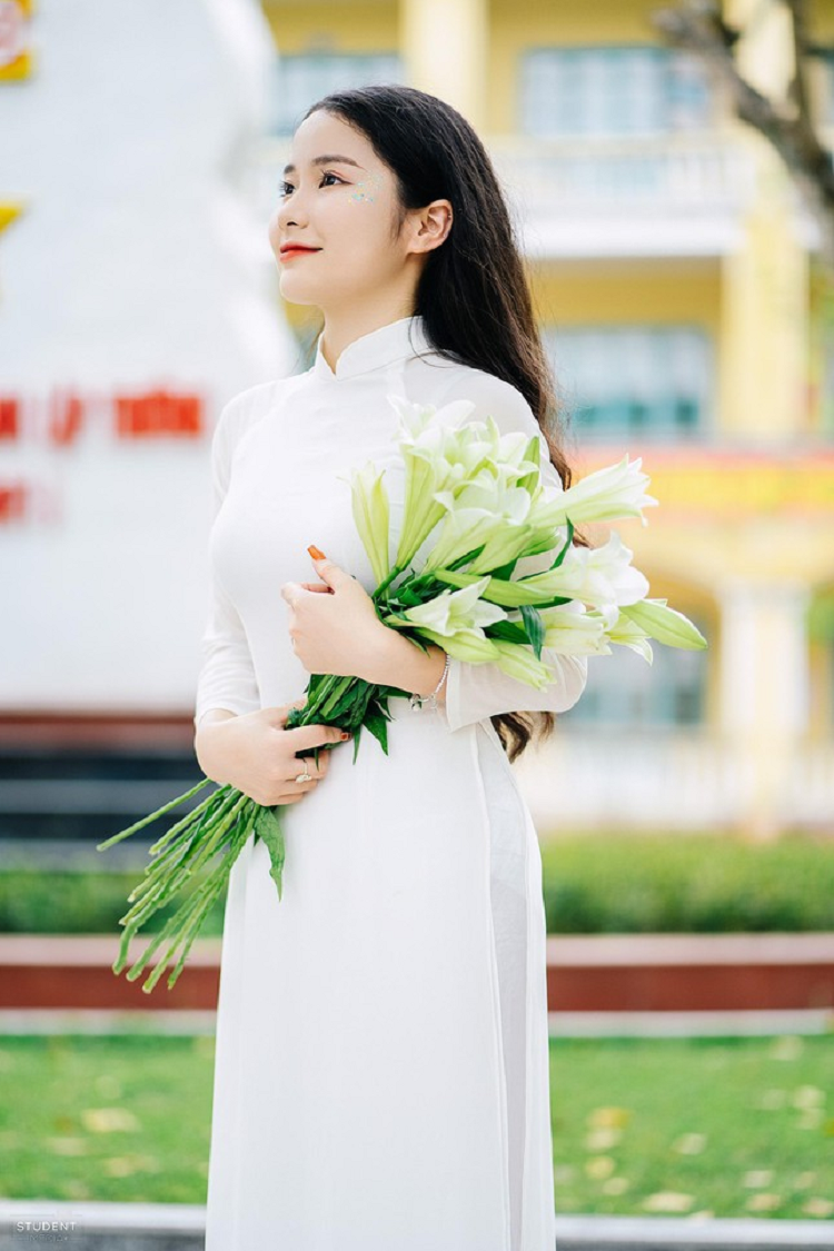 Chup anh ky yeu voi ao dai trang, nu sinh Thanh Hoa mang niem kieu hanh va tu hao-Hinh-2