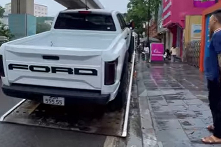 Dan choi Ha Noi do Ford Ranger bien 