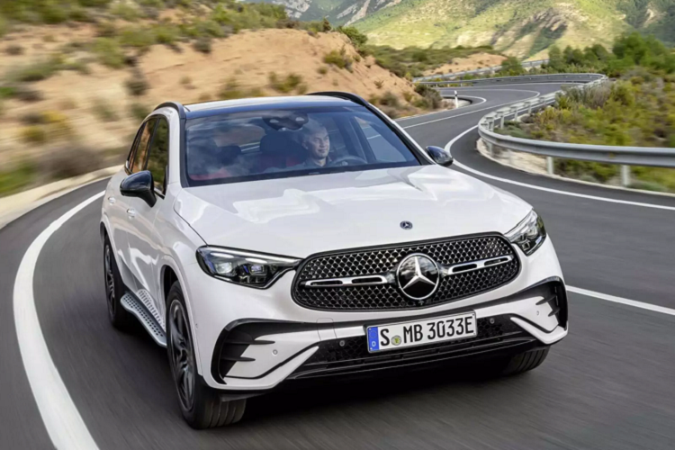 Mercedes-Benz GLC 2023 vua ra mat, nang cap nhung gi de dau BMW X3?