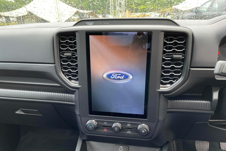 Ford Ranger 2022 cabin don chi 470 trieu dong - trang bi van 