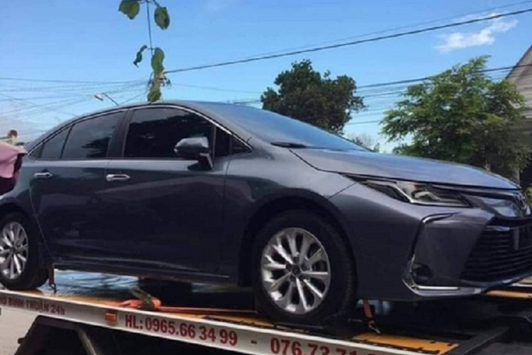 Toyota Corolla Altis trung 