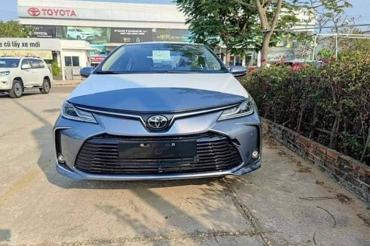 Toyota Corolla Altis trung 