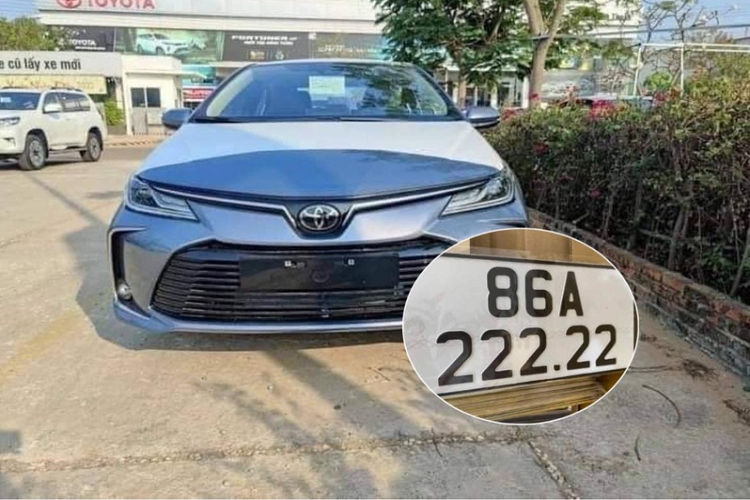 Toyota Corolla Altis trung 