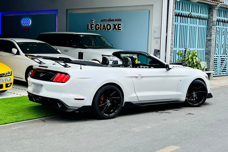 Ford Mustang Convertible 