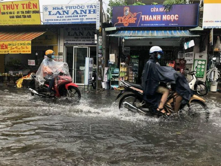 Duong ngap, nguoi dan bi bom sau con mua lon o TP HCM