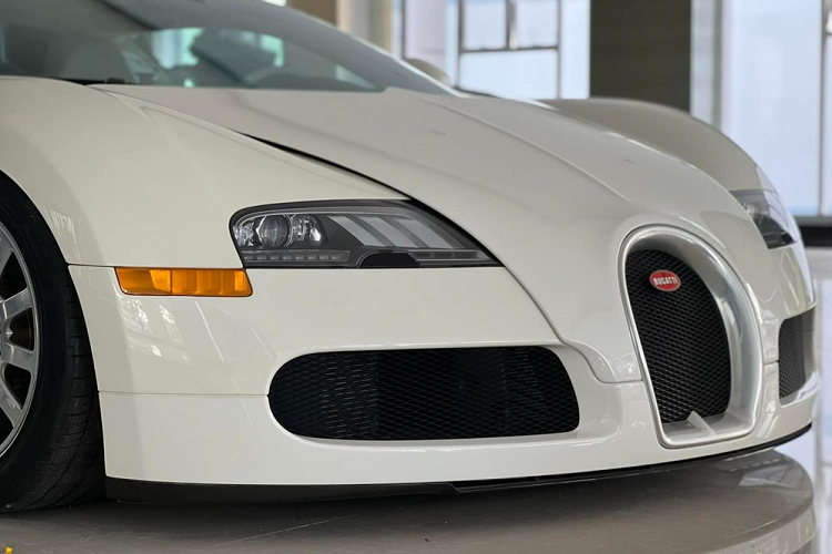 Bugatti Veyron gan 50 ty cua “QUA” Vu xuat hien tai showroom ban xe-Hinh-2