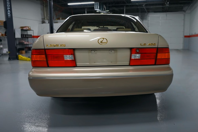 Lexus LS400 cua cha va con, chay hon 226.000km van nhu 