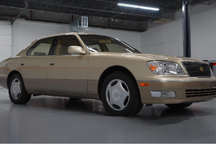 Lexus LS400 cua cha va con, chay hon 226.000km van nhu 